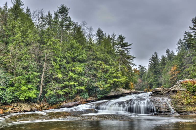 Tolliver tombe cascade en Appalaches en automne image stock Tolliver tombe cascade en Appalaches en automne image stock