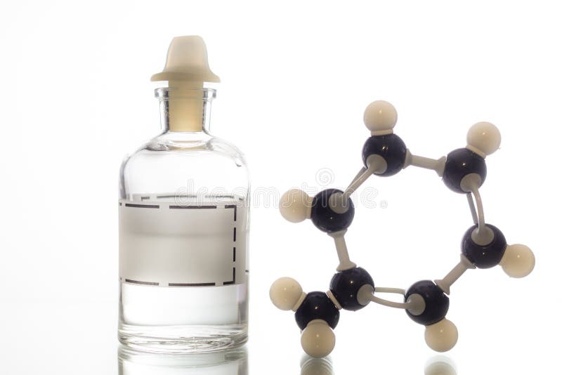 Toluen chemiczny organiczny. Butelka odczynnika zawierająca toluen i jego strukturę chemiczną.