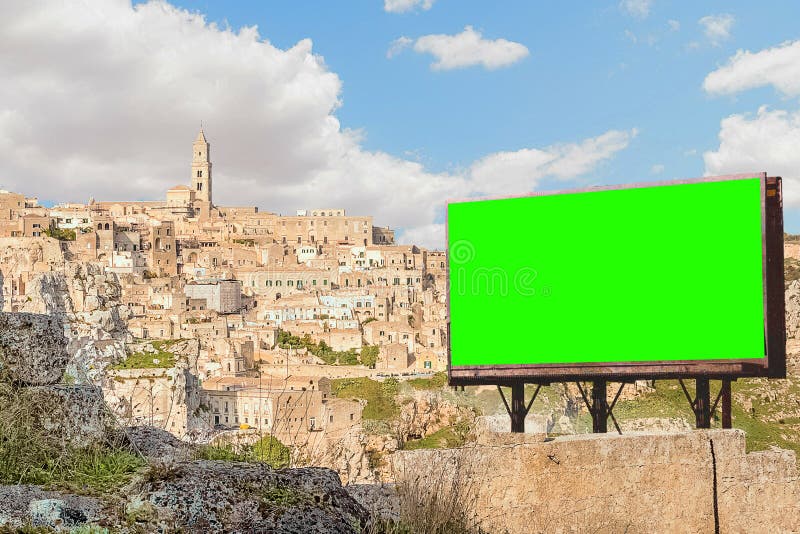 Tom affischtavla med skärmen för chromatangentgräsplan, panoramautsikt av royaltyfri fotografi Tom affischtavla med skärmen för chromatangentgräsplan, panoramautsikt av royaltyfri fotografi