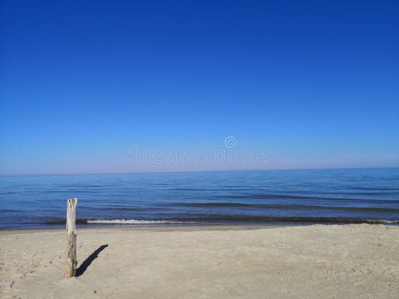 Tom baltisk havsstrand och lugn hav arkivbild