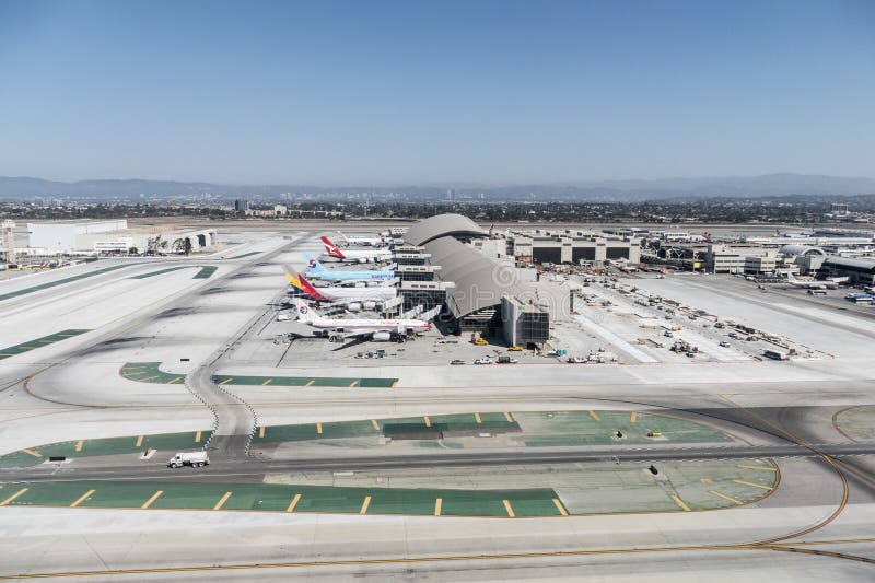 Tom Bradley Terminal en LAX. Los aviones grandes se alinearon en el terminal nuevamente renovado de Tom Bradley en LAX