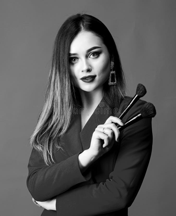 Maquiadora Ou Estilista Aplica Pólvora-sombra Ou Sombras às Pálpebras Do  Modelo Feminino. Classe Mestre Ao Aplicar Makeup Imagem de Stock - Imagem  de menina, senhora: 267240323