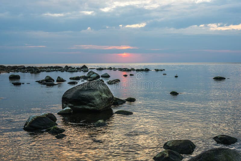 Tom havsstrand full av stenar royaltyfria bilder