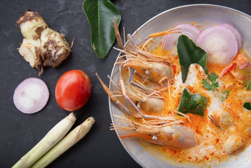 Tom-Jamswurzel kong oder Tom yum, Tom-Jamswurzel ist eine würzige klare Brühe, die in Thailand-Küche typisch ist Tom-Jamswurzel k lizenzfreie stockfotografie Tom-Jamswurzel kong oder Tom yum, Tom-Jamswurzel ist eine würzige klare Brühe, die in Thailand-Küche typisch ist Tom-Jamswurzel k lizenzfreie stockfotografie
