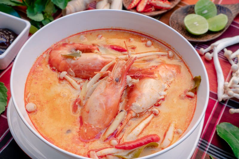 Tom-Jamswurzel kung oder Tom yum in einer weißen Schale lizenzfreie stockbilder Tom-Jamswurzel kung oder Tom yum in einer weißen Schale lizenzfreie stockbilder