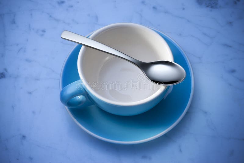 Tom kaffekopp och sked arkivbilder Tom kaffekopp och sked arkivbilder