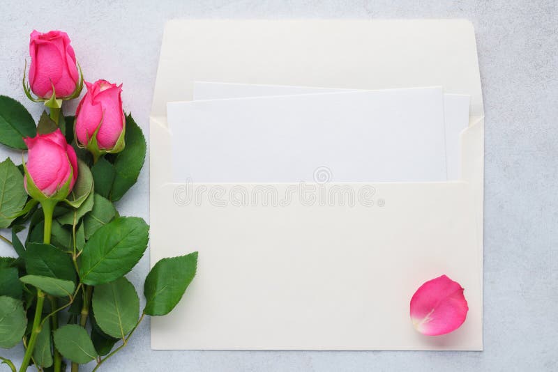 Tom lista av papper, kuvertet och rosa rosor förälskelse för kuverthjärtabokstav arkivbilder Tom lista av papper, kuvertet och rosa rosor förälskelse för kuverthjärtabokstav arkivbilder