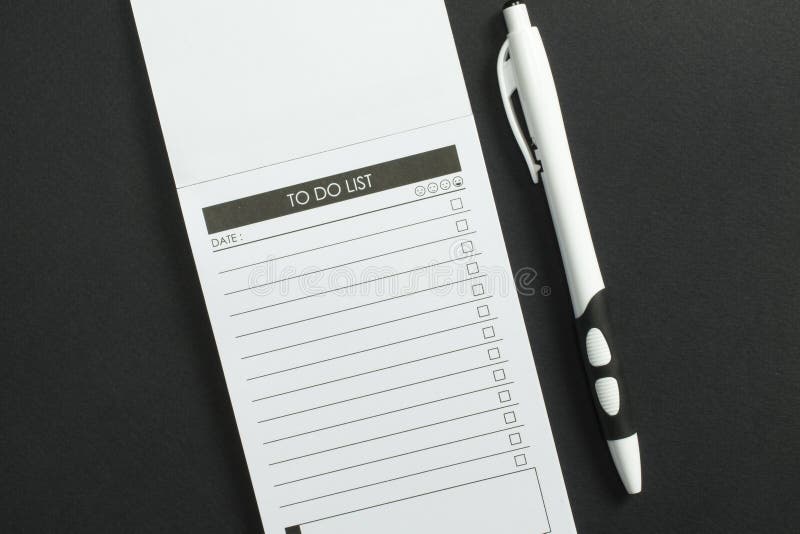 Tom om du vill göra en lista med fickplanner med checklista och vit penna på svart texturerad bakgrund royaltyfri foto Tom om du vill göra en lista med fickplanner med checklista och vit penna på svart texturerad bakgrund royaltyfri foto