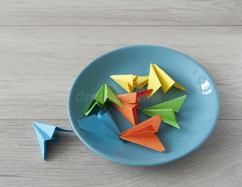 tom plåt och färgat flygplan av papper, origami på träbakgrund royaltyfri bild tom plåt och färgat flygplan av papper, origami på träbakgrund royaltyfri bild