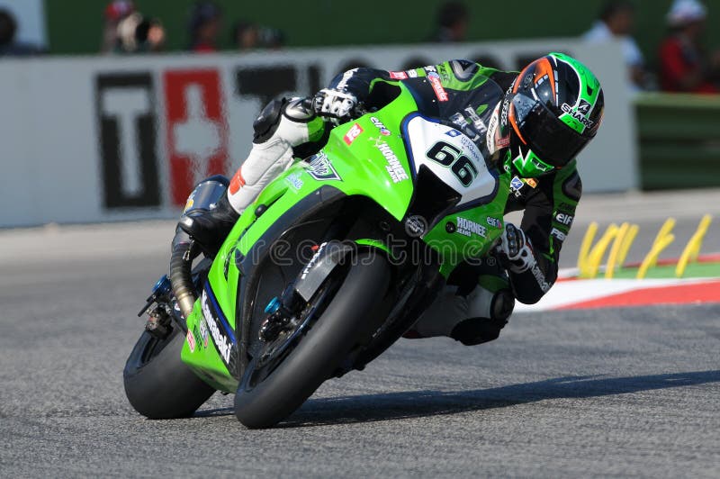 Tom Sikes van de ritten van Groot-Brittannië Kawasaki Racing Team in actie tijdens de Superbike-Praktijk in Imola Circuit stock foto Tom Sikes van de ritten van Groot-Brittannië Kawasaki Racing Team in actie tijdens de Superbike-Praktijk in Imola Circuit stock foto