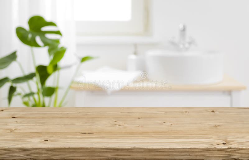 Tom tabletop för produktskärm med suddig badruminrebakgrund Tom tabletop för produktskärm med suddig badruminrebakgrund