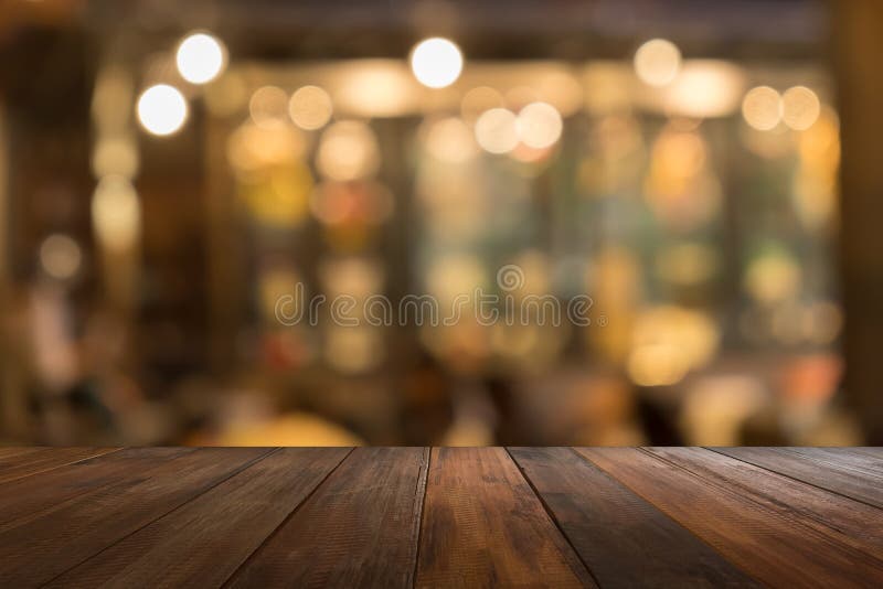 Tom trätabell av brun främst varm orange färg av bokeh arkivfoto