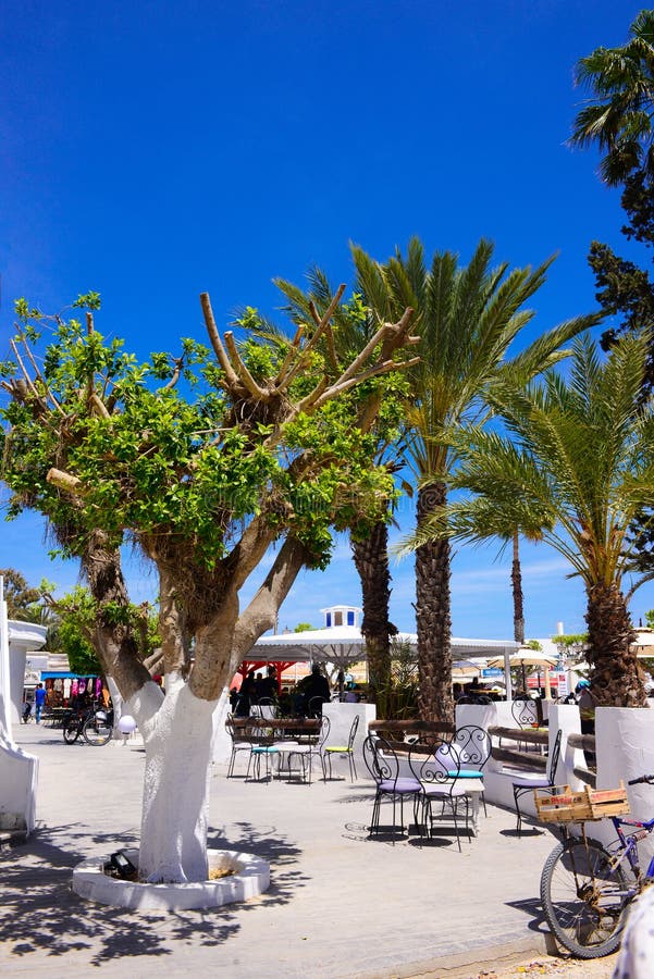 Tom utomhus- kaféterrass, Djerba gatamarknad, Tunisien fotografering för bildbyråer Tom utomhus- kaféterrass, Djerba gatamarknad, Tunisien fotografering för bildbyråer