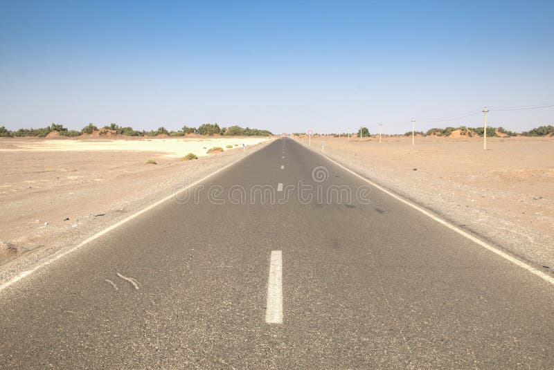 Tom väg in mot den Dasht-e Lut öknen, Iran fotografering för bildbyråer Tom väg in mot den Dasht-e Lut öknen, Iran fotografering för bildbyråer