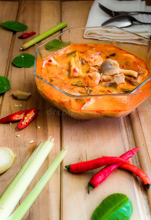 Tom Yum Goong est les plats thaïlandais qui soient faits comme soupe Odeur d'herbe image libre de droits