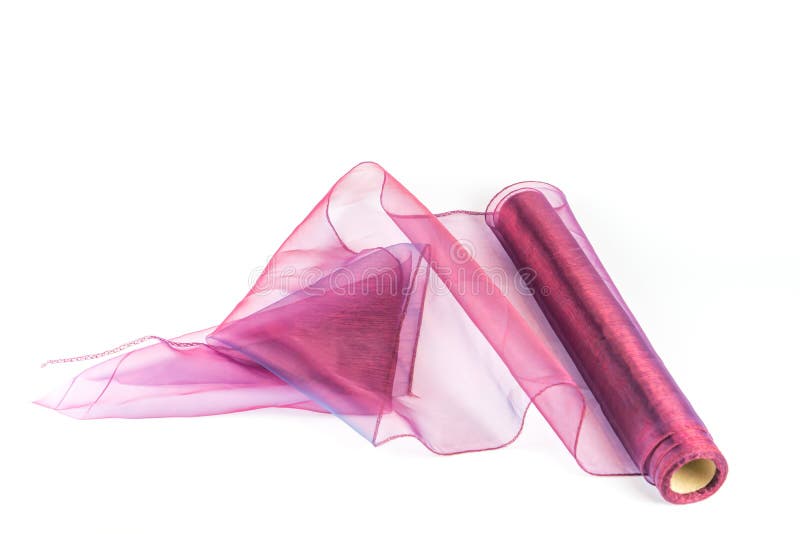 Toma de gran angular de un rollo de tela púrpura transparente aislado sobre un fondo blanco fotos de archivo