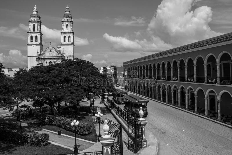 Toma en escala de grises de la catedral de campeche de una iglesia católica romana en méxico. foto de archivo