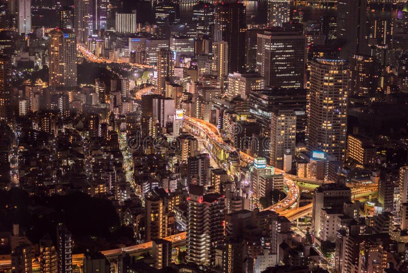 Toma en ángulo alto de las luces nocturnas de la ciudad de Tokio en Japón