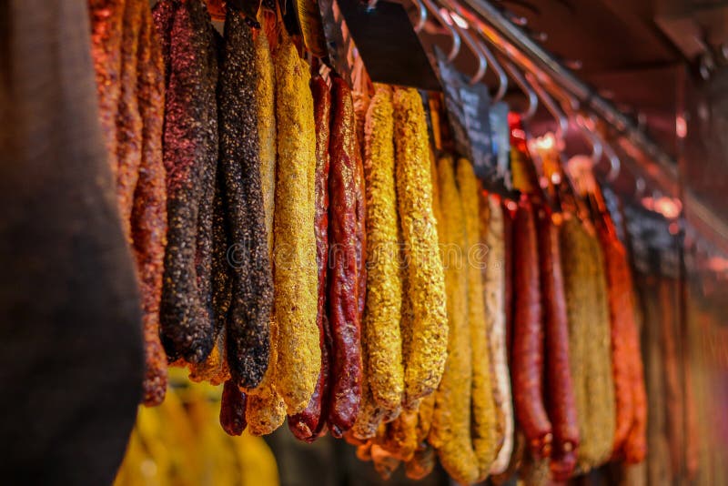 Una toma en ángulo bajo de salchichas y jamón expuestos en un mercado