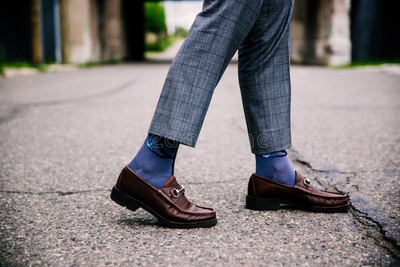 Toma Selectiva De Una Persona Que Lleva Pantalones Y Zapatos Marrones Con Calcetines Azules Imagen de archivo - Imagen de concepto, modelo: 157178711