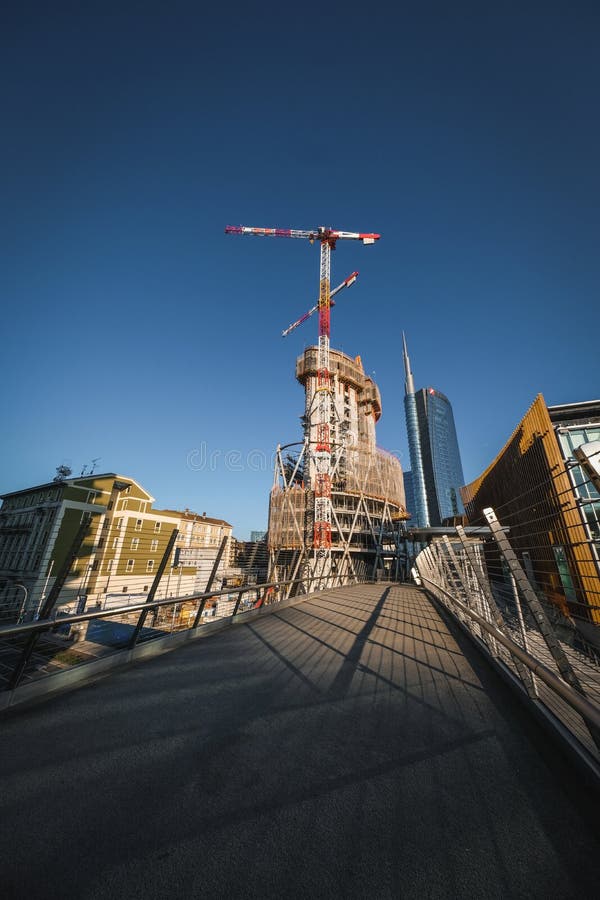 Toma vertical de ángulo bajo de una construcción de edificio con dos torres de grúa foto de archivo libre de regalías