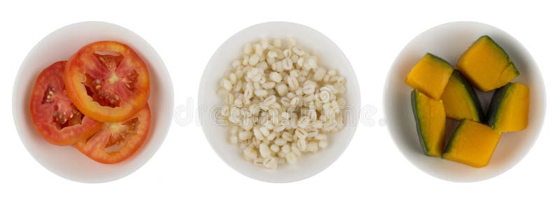 Tomaat, coix zaad en pompoen in witte kom stock foto Tomaat, coix zaad en pompoen in witte kom stock foto