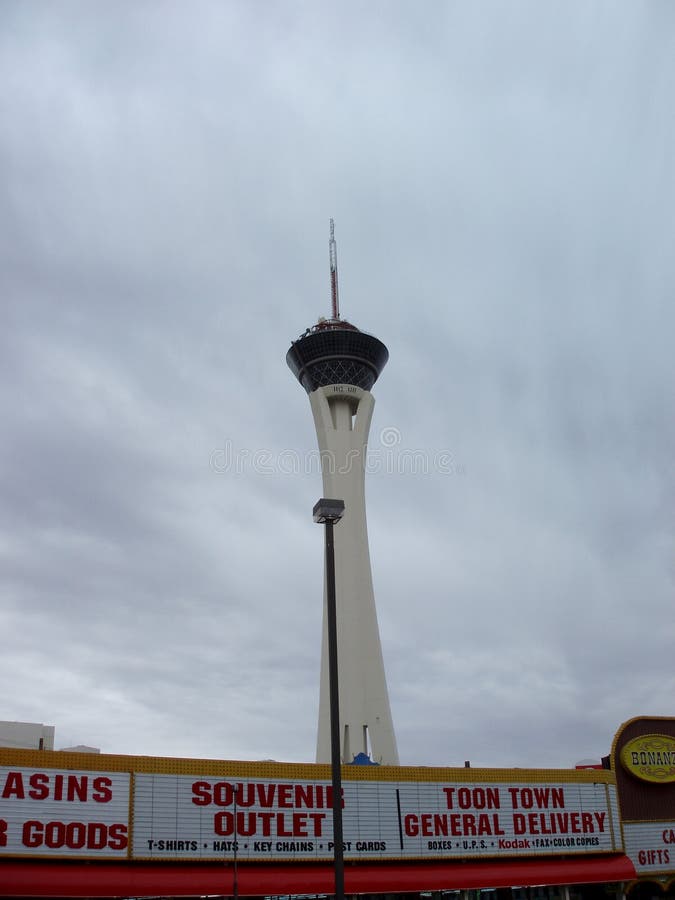 Torre Da Estratosfera No Céu Nublado Imagem Editorial - Imagem de