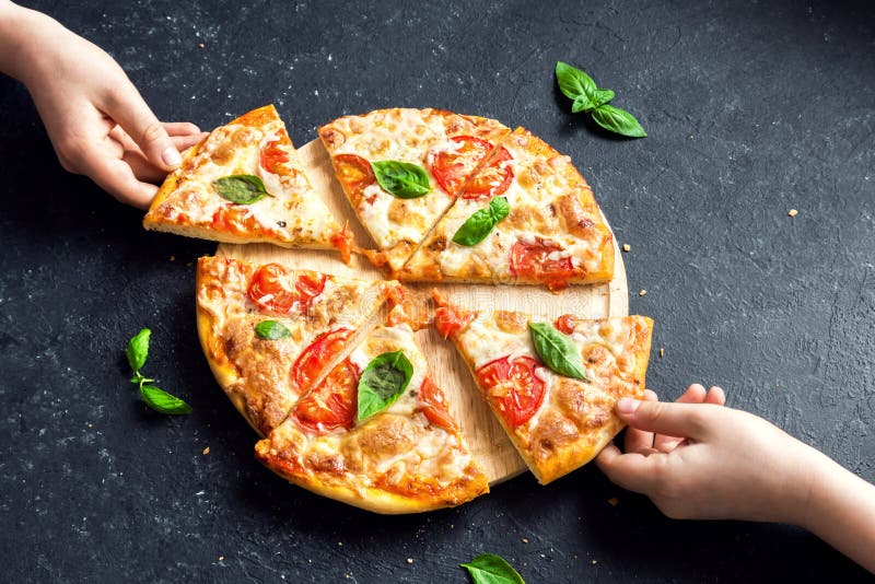 Tomar la rebanada de pizza Margherita imagen de archivo libre de regalías Tomar la rebanada de pizza Margherita imagen de archivo libre de regalías