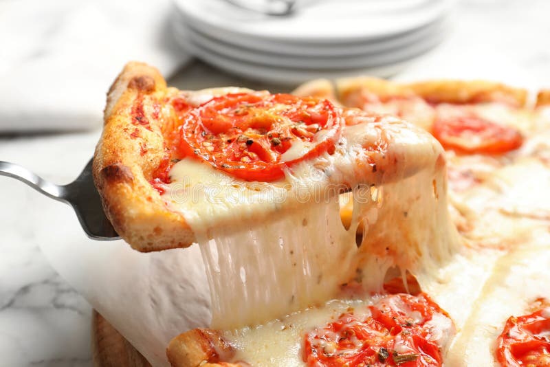 Tomar la rebanada de pizza de queso caliente Margherita en la tabla foto de archivo Tomar la rebanada de pizza de queso caliente Margherita en la tabla foto de archivo