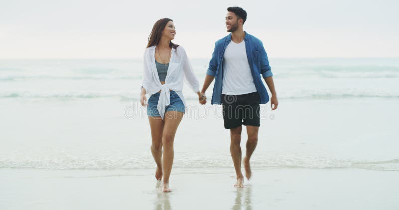 Tomar las manos en la playa y en pareja con la aventura de amar y relajarse con un viaje o matrimonio a una isla tropical. vacacio