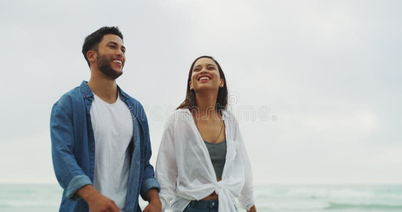 Tomar las manos en la playa y en pareja con el amor de las vacaciones y relajarse con el viaje o el matrimonio de la isla tropical