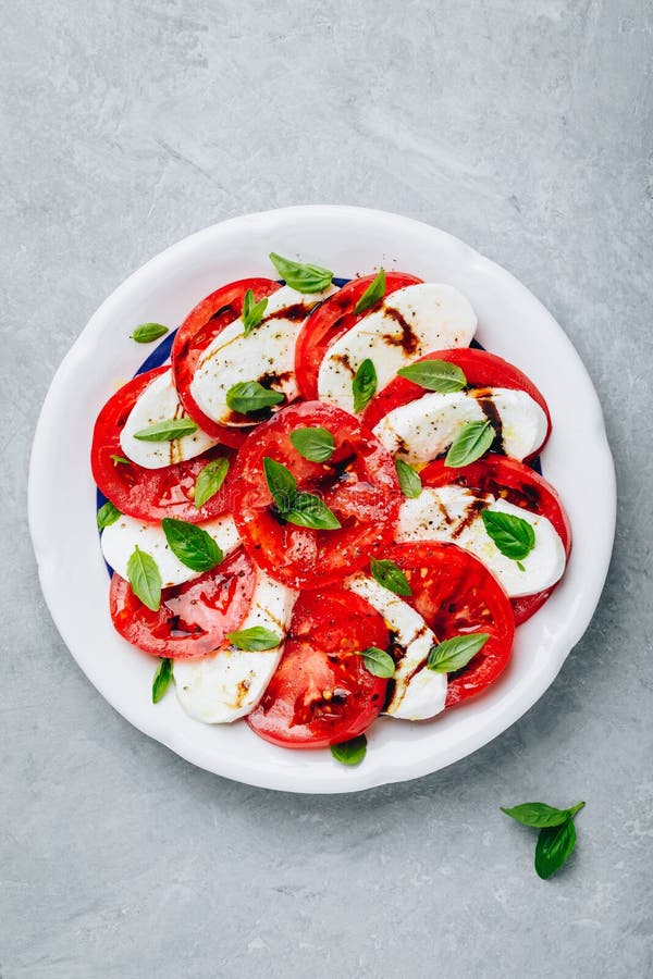 Tomate, Basilikum, Mozzarella Caprese Salat Mit Balsamico-Essig Und ...