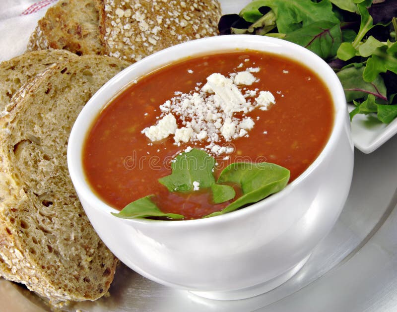 Tomaten-Basilikum-Suppe Mit Brot Und Salat Stockfoto - Bild von weizen ... Tomaten-Basilikum-Suppe Mit Brot Und Salat Stockfoto - Bild von weizen ...