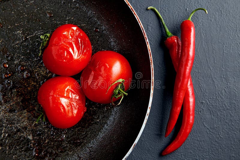 Fígado De Frango Frito Ou Cozido Com Cebola E Folhas De Salsa Verde Molhada  Em Prato. Prato De Carne Enriquecido Com Ferro. Imagem de Stock - Imagem de  bacia, cebola: 242449777