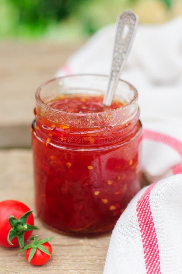 Tomate e Chili Jam em um frasco claro imagem de stock royalty free Tomate e Chili Jam em um frasco claro imagem de stock royalty free