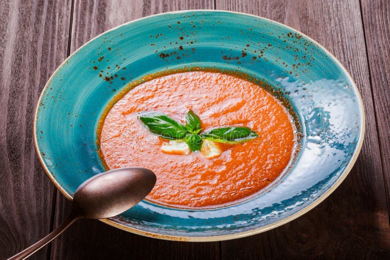 Tomate Gazpacho Suppe Mit Basilikum, Feta, Eis Und Brot Auf Dunklem ...