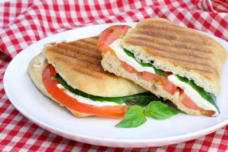 Tomate, manjericão e Mozzarella Panini imagem de stock Tomate, manjericão e Mozzarella Panini imagem de stock