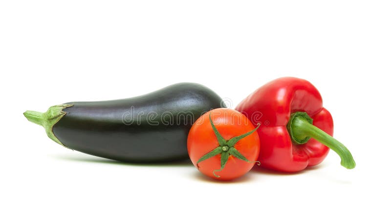 Tomate, pimentas doces e beringela isolados no fundo branco imagem de stock royalty free Tomate, pimentas doces e beringela isolados no fundo branco imagem de stock royalty free