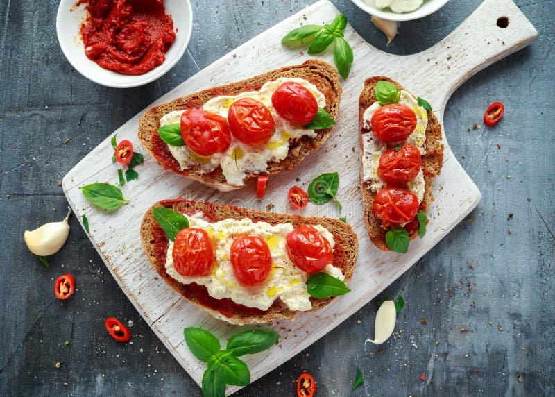 Bruschetta Mit Getrockneten Tomaten Und Ricotta. Weißer Hintergrund ...