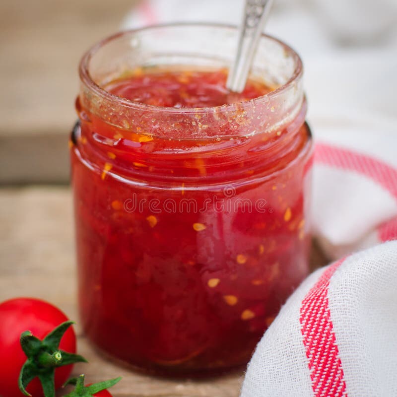 Tomate y Chili Jam en un tarro claro imagenes de archivo Tomate y Chili Jam en un tarro claro imagenes de archivo