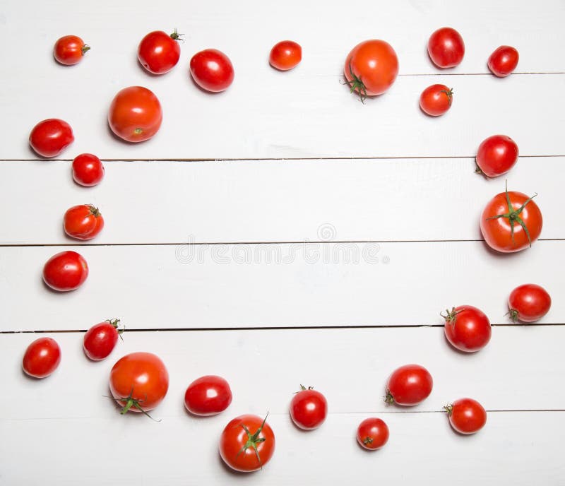 Tomaten op witte houten lijst royalty-vrije stock afbeelding Tomaten op witte houten lijst royalty-vrije stock afbeelding