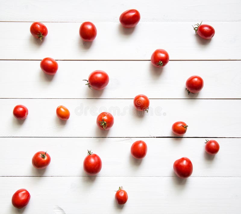Tomaten op witte houten lijst Hoogste mening stock foto Tomaten op witte houten lijst Hoogste mening stock foto