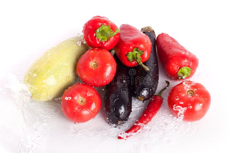 Tomaten, rote Gemüsepaprikas, glühende Paprikapfeffer, violette Auberginen, grüne Zucchini in den Wassertropfen stockbilder Tomaten, rote Gemüsepaprikas, glühende Paprikapfeffer, violette Auberginen, grüne Zucchini in den Wassertropfen stockbilder