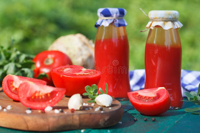 Tomatenkonzentrat, Püree in den kleinen Flaschen und frische Tomaten lizenzfreies stockfoto Tomatenkonzentrat, Püree in den kleinen Flaschen und frische Tomaten lizenzfreies stockfoto