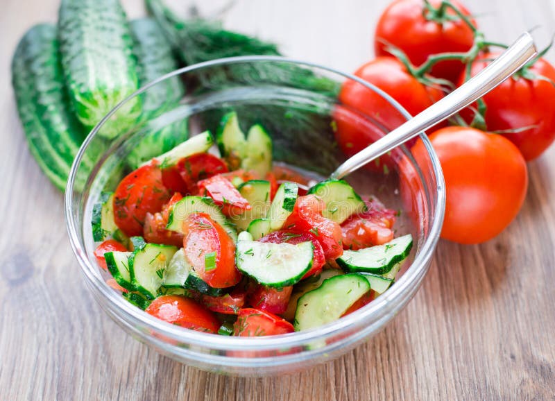 Tomatensalade Met Komkommer En Ui Stock Foto Image of groen, houten