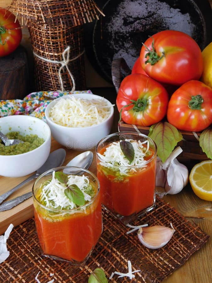 Tomatensoep met pestosaus en bryndza kaas in een glas stock foto's Tomatensoep met pestosaus en bryndza kaas in een glas stock foto's