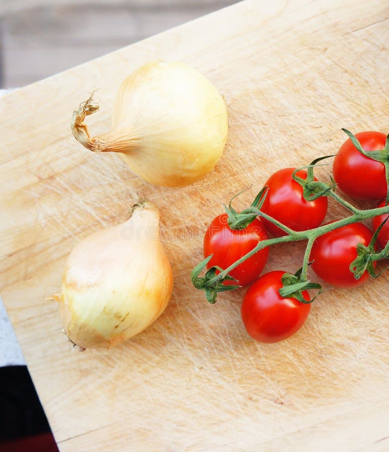 Download Tomates-cerises et oignons image stock. Image du tomates - 45352435