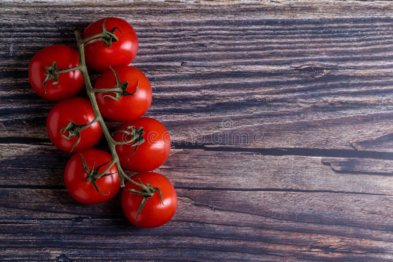 Tomates-cerises sur la table en bois photographie stock Tomates-cerises sur la table en bois photographie stock