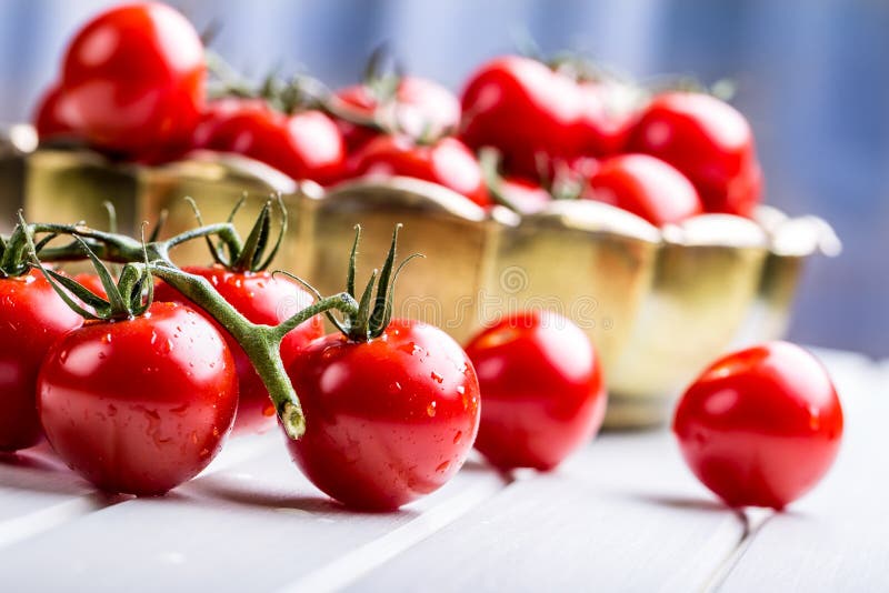 Tomates Cherry Tomatoes Tomates do cocktail Garrafa fresca dos tomates da uva com azeite imagem de stock Tomates Cherry Tomatoes Tomates do cocktail Garrafa fresca dos tomates da uva com azeite imagem de stock