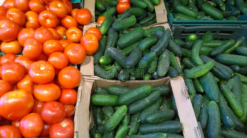 Tomates concombres rouges et verts dans des boîtes. Les légumes sur le marché ou au supermarché des agriculteurs locaux. Riche réc
